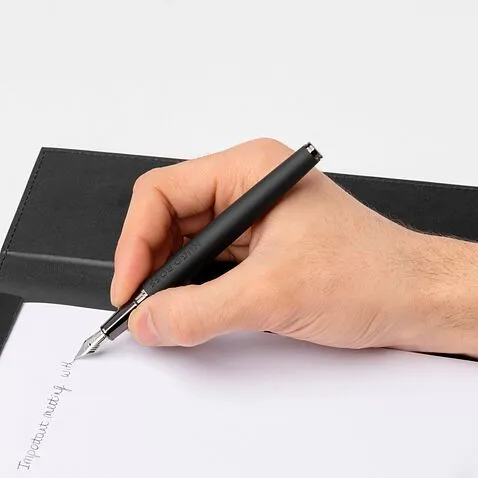 Перьевая авторучка Loop Black Iconic