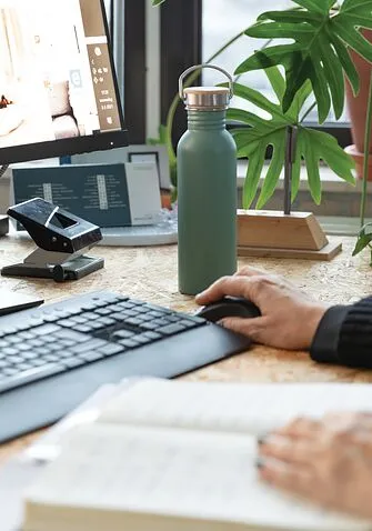 Бутылка из нержавеющей стали с бамбуковой крышкой Modern