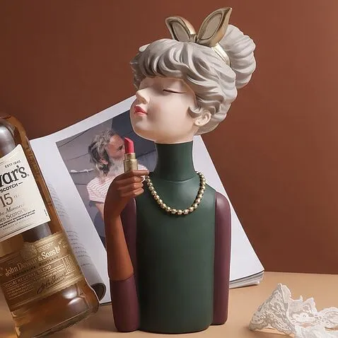 Статуэтка   quot;Девушка с помадой quot; 